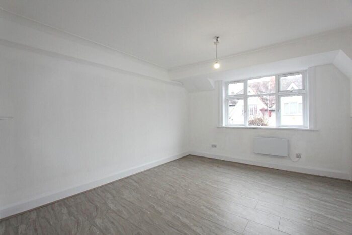 3 Bedroom Apartment To Rent In Gainsborough Gardens, London, NW11
