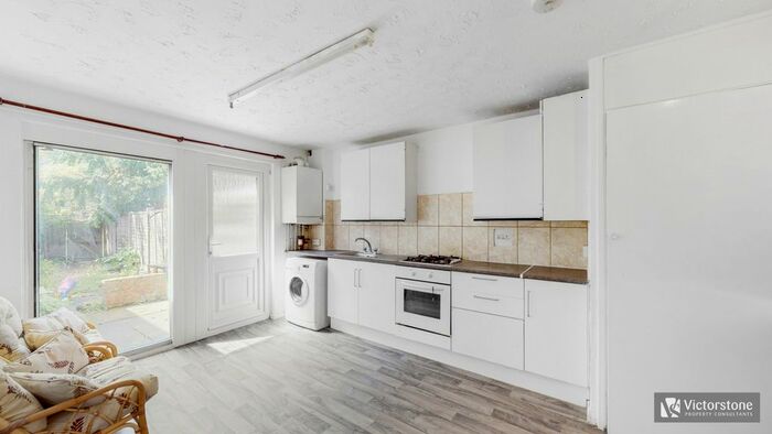 4 Bedroom Flat To Rent In Chambord Street, Shoreditch, London, E2