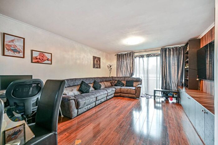 2 Bedroom Flat For Sale In Wheatlands, Heston, Hounslow, TW5
