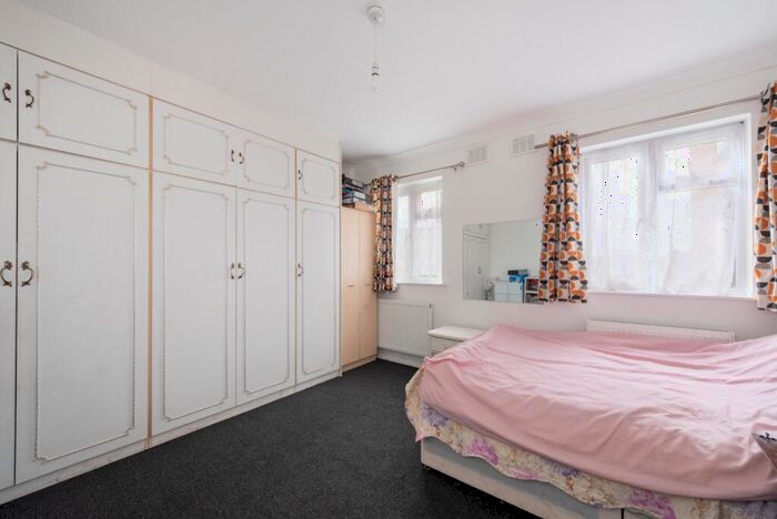 2 Bedroom Flat For Sale In Fairwood Court, Fairlop Road, Leytonstone, London, E11