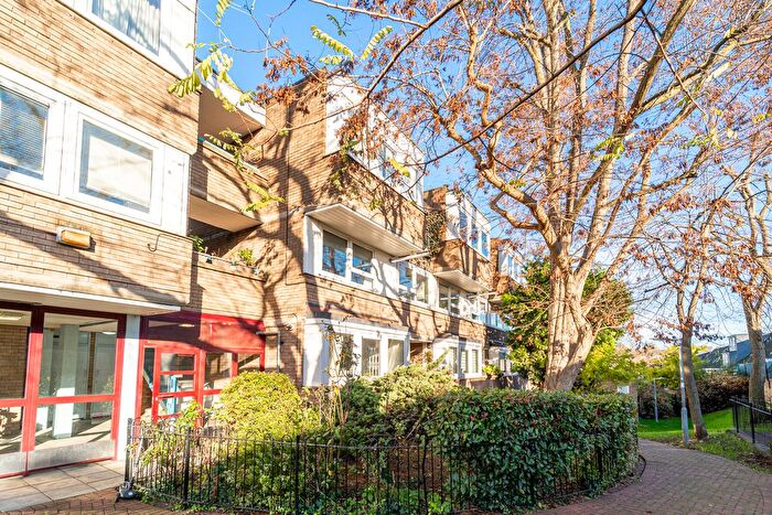 3 Bedroom Flat For Sale In Georges Road, Islington, London, N7