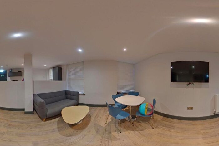 7 Bedroom Apartment To Rent In Hoods Hideout, - Houndsgate, NG1