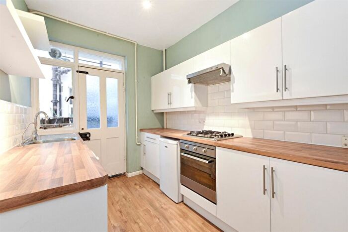 2 Bedroom Flat To Rent In Marina Court, Alfred Street, London, E3