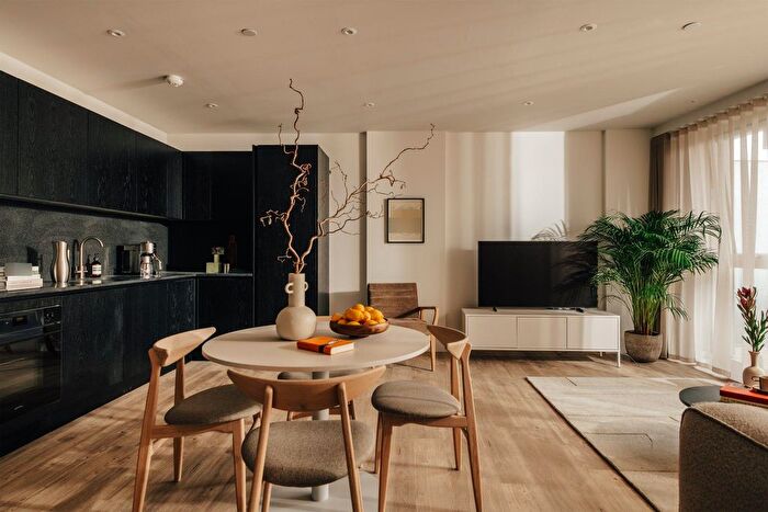 3 Bedroom Flat To Rent In Canal Club, London, E9