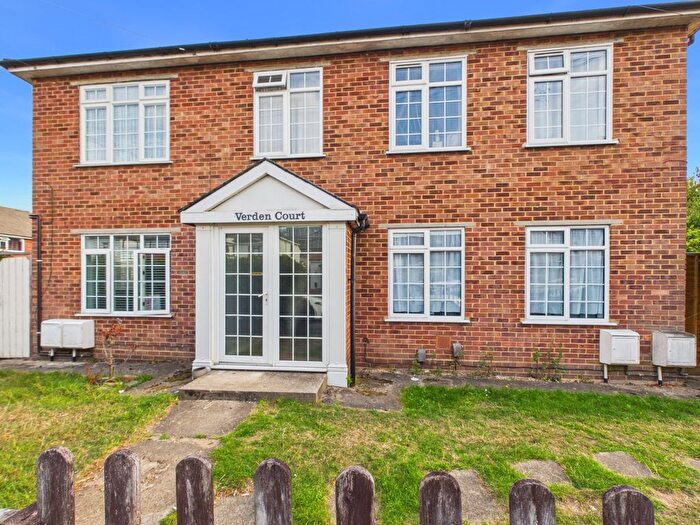 1 Bedroom Flat For Sale In Kenilworth Road, Ashford, Surrey, TW15