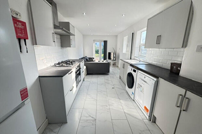 6 Bedroom Terraced House To Rent In Minny Street Cardiff, CF24