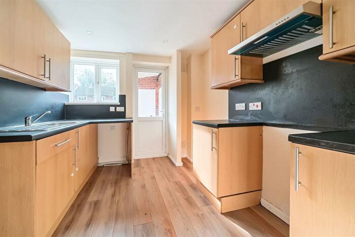3 Bedroom End Of Terrace House For Sale In Salwey Close Bracknell, Berkshire, RG12