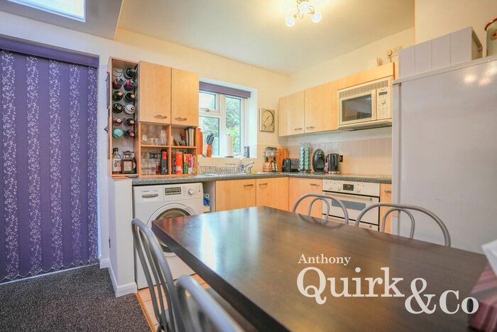 2 Bedroom Flat For Sale In London Road, Benfleet, SS7