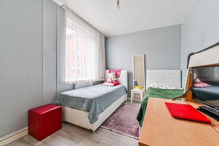 2 Bedroom Flat To Rent In Fawcett Estate, Stoke Newington, London, E5