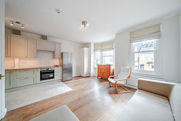1 Bedroom Flat To Rent In Endlesham Road, London, SW12