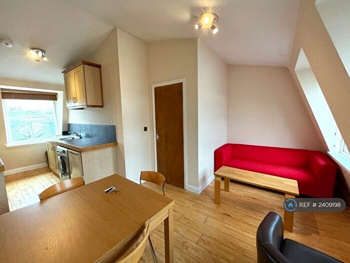 2 Bedroom Flat To Rent In St. John's Hill, London, SW11
