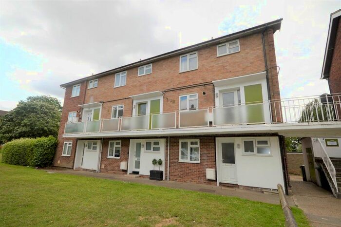 2 Bedroom Maisonette To Rent In The Ridgeway, St Albans, Hertfordshire, AL4