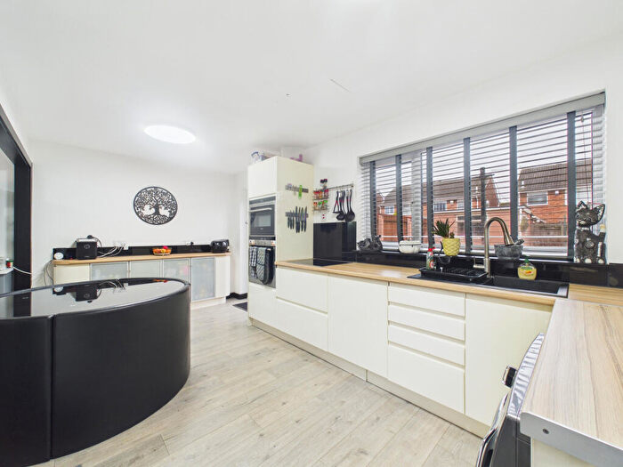 3 Bedroom Semi-Detached House For Sale In Sandy Point, Hull, HU11