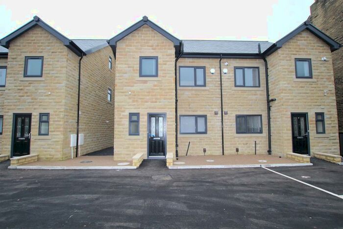 3 Bedroom Semi-Detached House To Rent In Wibsey Park Close, Wibsey, Bradford, BD6