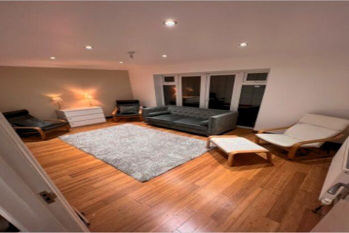 2 Bedroom Flat To Rent In Briarswood Close, Crawley, RH10