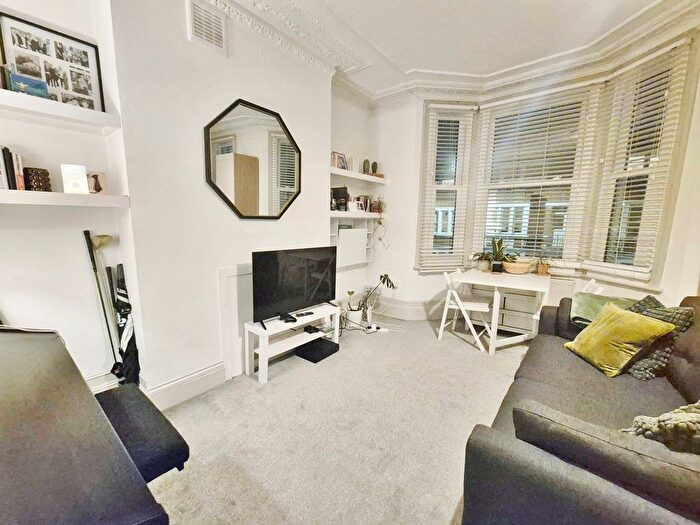 2 Bedroom Flat To Rent In Munster Road, London, SW6