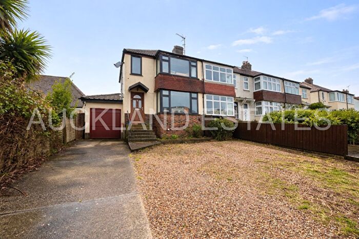 3 Bedroom Semi-Detached House For Sale In Tempest Avenue, Potters Bar, EN6