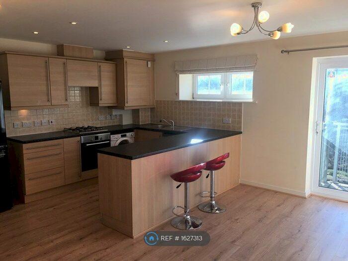 2 Bedroom Flat To Rent In Whitehall Close, Borehamwood, WD6