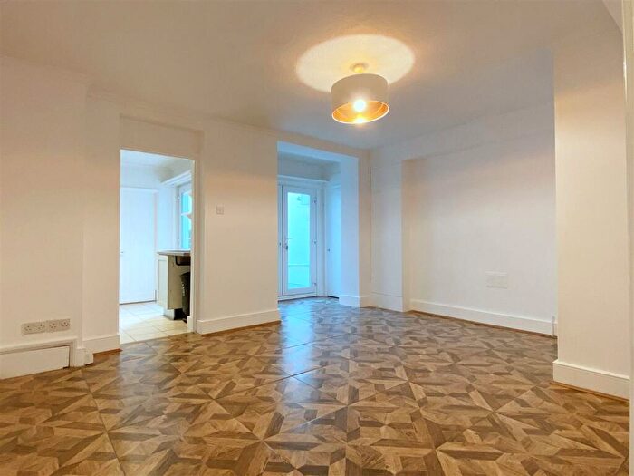 2 Bedroom Flat To Rent In Waterloo Street - Quiet With Patio, BN3