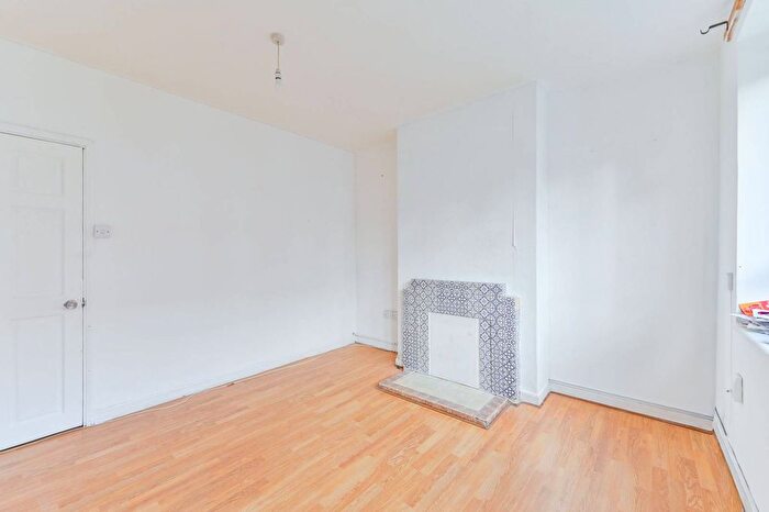 2 Bedroom Flat To Rent In Hemans Street, Vauxhall, London, SW8