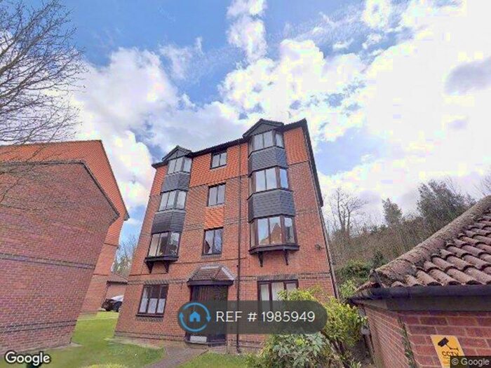 2 Bedroom Flat To Rent In Turnpike Lane, Sutton, SM1