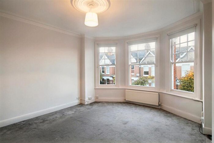 2 Bedroom Flat To Rent In Sedgemere Avenue, London, N2