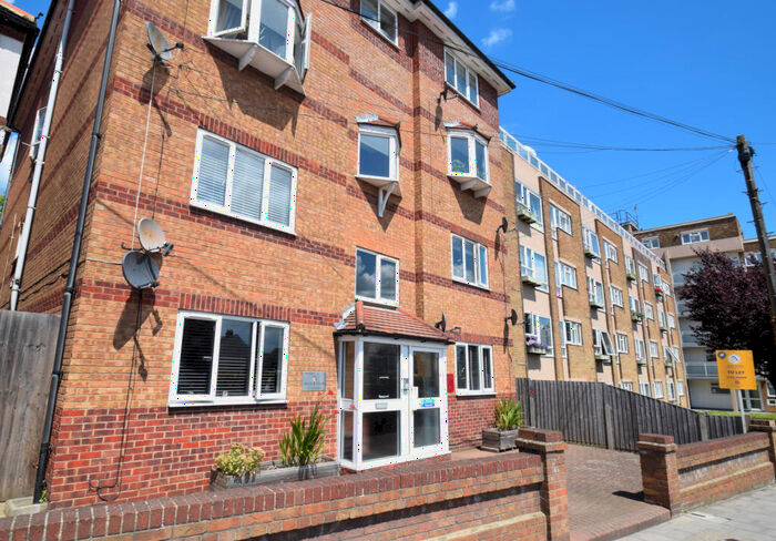 2 Bedroom Flat To Rent In London Road, Leigh On Sea Essex, SS9