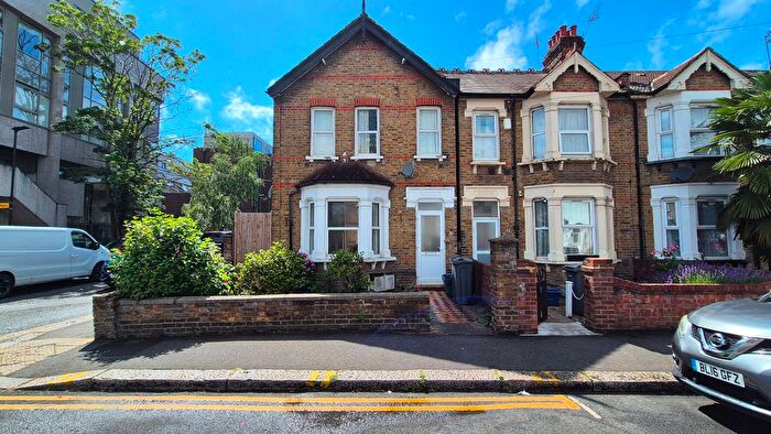 3 Bedroom Flat To Rent In Montague Road, Hounslow, TW3