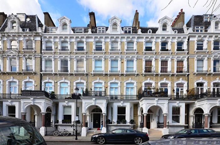 2 Bedroom Flat For Sale In Redcliffe Square, Chelsea, London, SW10