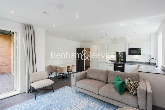 2 Bedroom Flat To Rent In Chaplin Court, Brentford, TW8