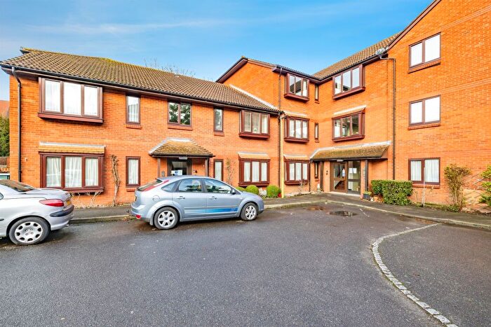 2 Bedroom Flat For Sale In High Street, Bushey, WD23
