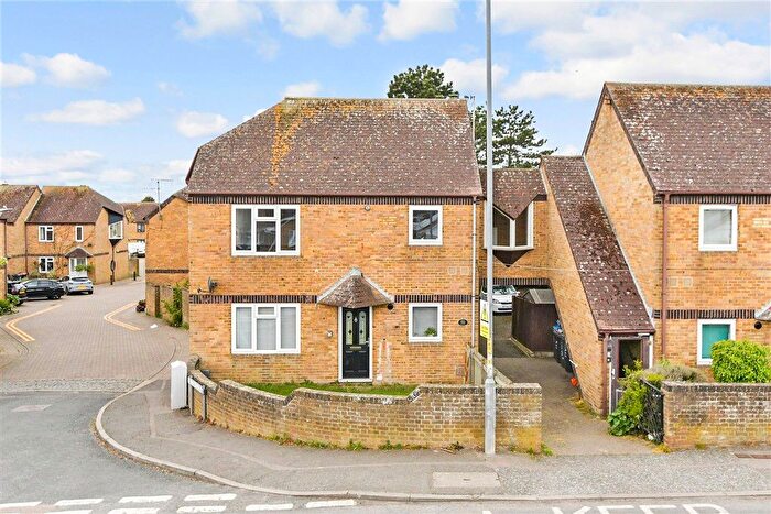 2 Bedroom Flat For Sale In Park Lane, Birchington, Kent, CT7