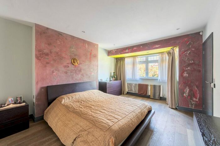 4 Bedroom Semi-detached House For Sale In Leigham Court Road, Streatham, London, SW16
