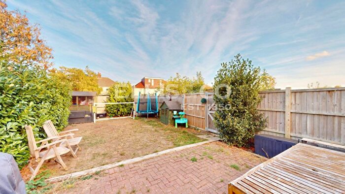 3 Bedroom Flat For Sale In Costons Lane, Greenford, UB6