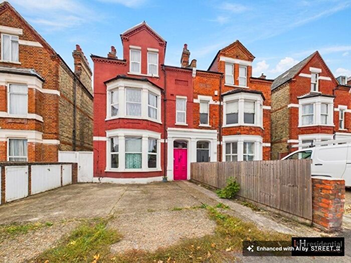 Flat To Rent In Clarence Road, London, N22