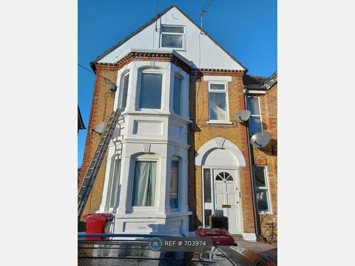 3 Bedroom Flat To Rent In The Crescent, Slough, SL1