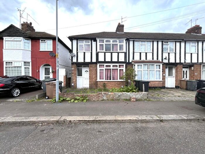 3 Bedroom End Of Terrace House To Rent In Connaught Road, Luton, Bedfordshire, LU4