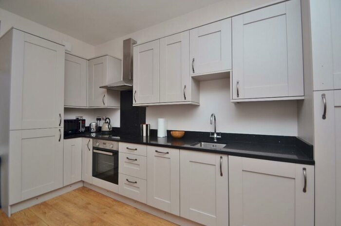 2 Bedroom Flat For Sale In Hollin Lane, Far Headingley, Leeds, LS16