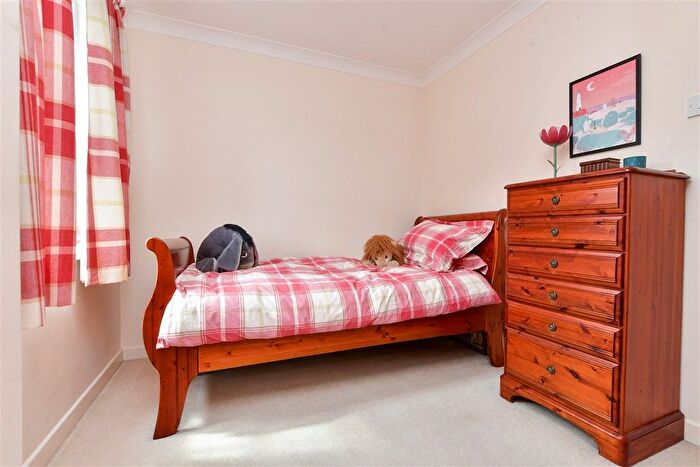 2 Bedroom Flat For Sale In Kirbys Lane, Canterbury, Kent, CT2