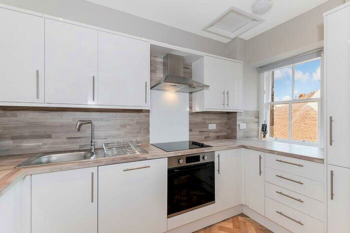 4 Bedroom Flat To Rent In George Iv Bridge, Old Town, Edinburgh, EH1