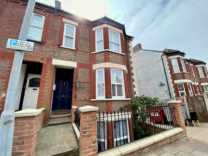 2 Bedroom Maisonette To Rent In Clarendon Road, Luton, LU2