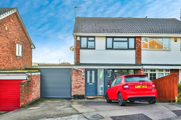 3 Bedroom Semi Detached House For Sale In Bush Close, Nottingham, NG5