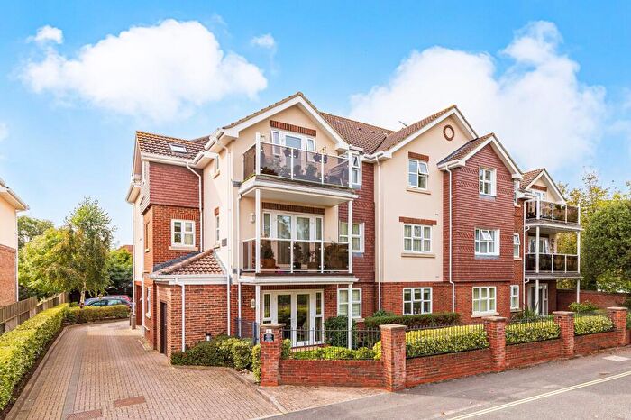 2 Bedroom Flat For Sale In Whitefield Road, New Milton, Hampshire., BH25