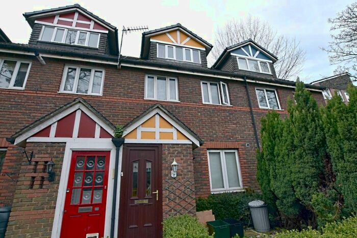 2 Bedroom Maisonette To Rent In Owen Walk, London, SE20