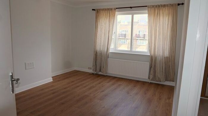 2 Bedroom Flat To Rent In Wrythe Lane, Carshalton, Surrey, SM5
