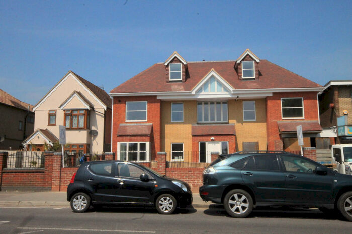 3 Bedroom Flat To Rent In Chase Cross Road, Romford, Essex, RM5