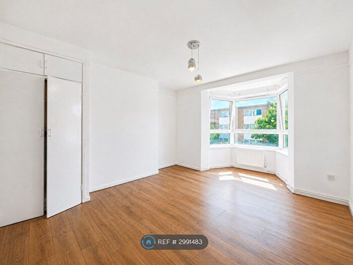3 Bedroom Flat To Rent In Broxbourne House, London, E3