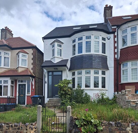 4 Bedroom Semi-Detached House To Rent In Winchmore Hill Road, Southgate, N14
