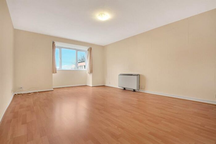 2 Bedroom Flat To Rent In Bedroom Flat In Chichester, PO19