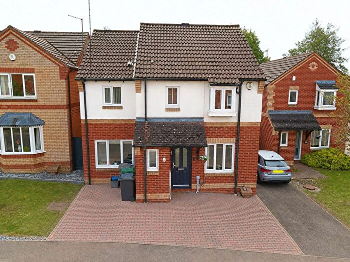 3 Bedroom Link Detached House For Sale In Lorimer Close, Luton, Bedfordshire, LU2